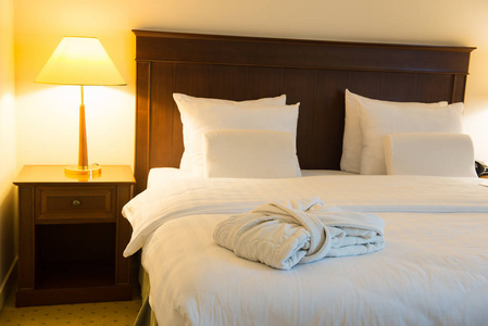 酒店房间卧室的床上有白色浴衣