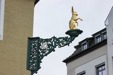 古老的门面与门窗或装饰品在德国南部历史名城慕尼黑和斯图加特附近的建筑物