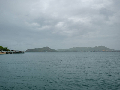 令人惊叹的田园诗般的海洋和美丽的天空与岛上的景色在雨季, 夏天的凹痕