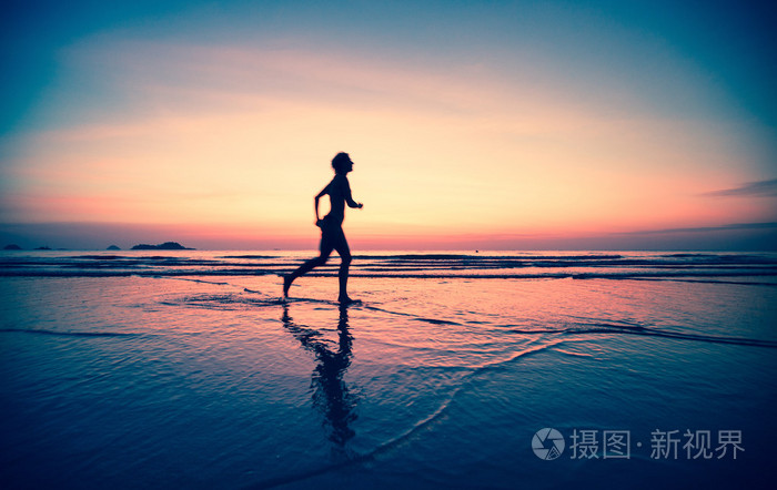 女人在海滩上慢跑