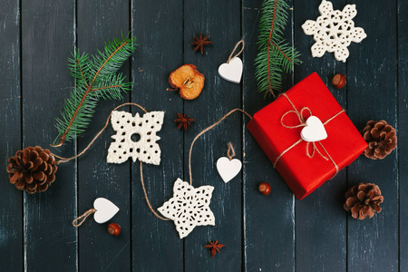 圣诞节礼物的构成与松果和冷杉分支在木背景