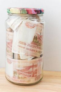 一大笔俄国货币在5000卢布面额在一个玻璃罐子里