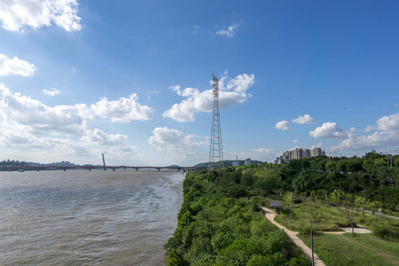 城山桥和汉江在夏日里。首尔, 韩国