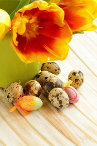 装饰的蛋和春天鲜花郁金香符号的复活节假期