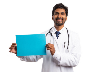愉快的印度医生人微笑显示空白广告模仿空间在蓝色纸查出在白色背景