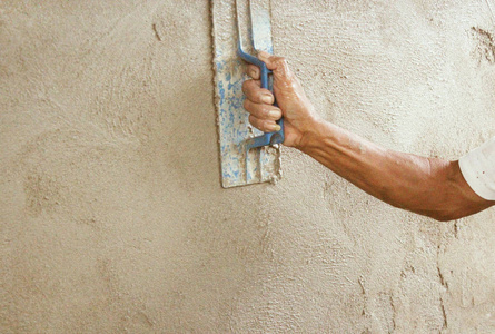粉刷房子的墙壁。新建住宅建筑墙体石膏混凝土工人