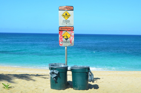 海滩危险标志和垃圾箱
