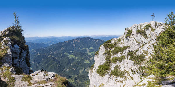 观看在奥地利施蒂里亚山 Hochlantsch 和山 Rennfeld 山顶上横渡