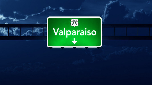瓦尔帕莱索智利公路路标在晚上