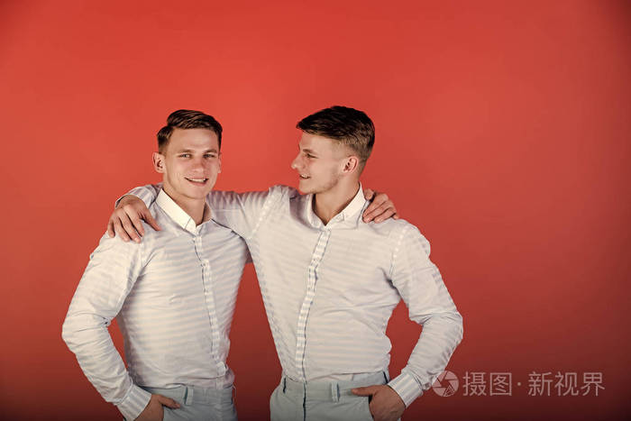 快乐的男人拥抱