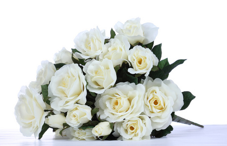 白玫瑰，白的桌子上