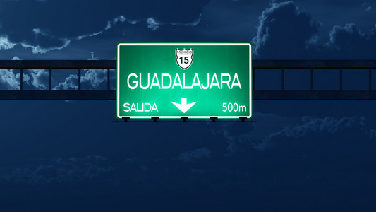 在晚上的瓜达拉哈拉墨西哥公路路标