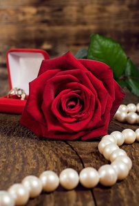珍珠项链，红玫瑰和金戒指