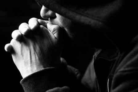 金黄色的女人显示沉默的迹象.