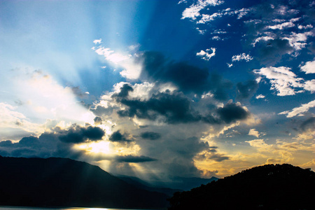 博克拉尼泊尔2018年9月18日晚上费瓦湖顶部云的看法