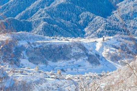 在雪坡上在高加索地区的山村