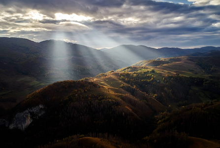 喀尔巴阡山山乡村鸟瞰美丽的秋天天气, 罗马尼亚