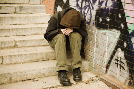 流浪汉收留图片