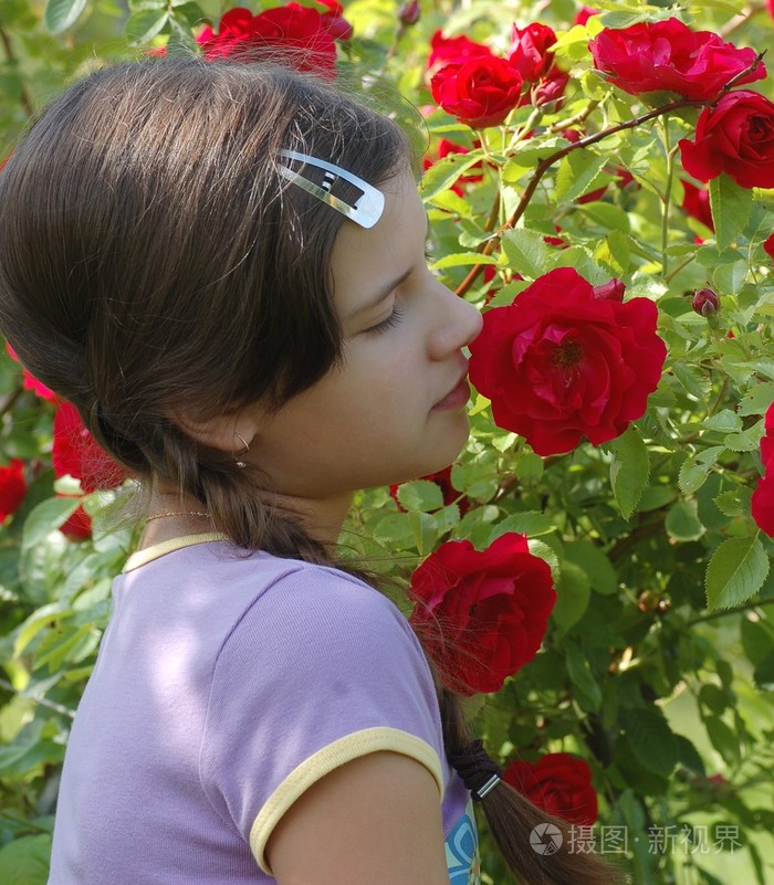 美丽少女与狗玫瑰鲜花的肖像