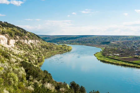 春景的德涅斯特河照片