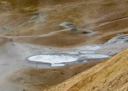 在靠近冰岛北部 myvatn 湖的 kabdera fissure 火山火山口区附近的 namafjallhverir 地区