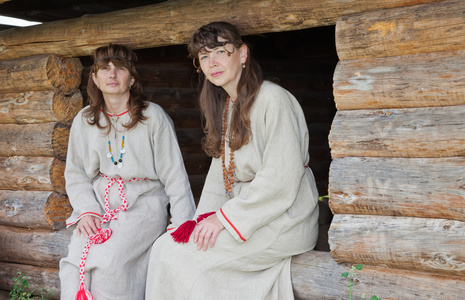 在俄罗斯民间服饰中的两个白人妇女照片