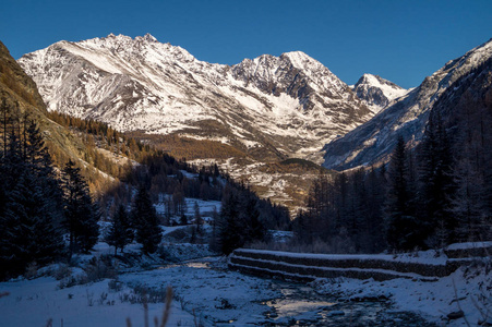 在雪地里山风景