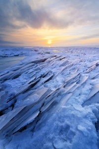 冰的碎片自然模式多云清晨的太阳在云层中