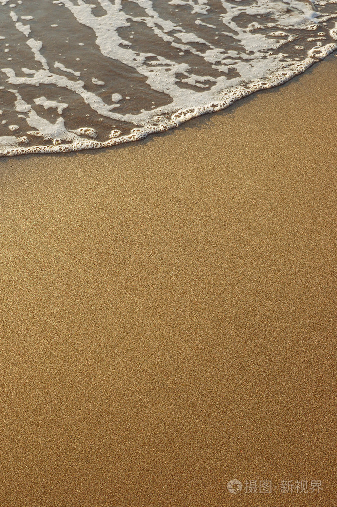 沙滩和大海的泡沫