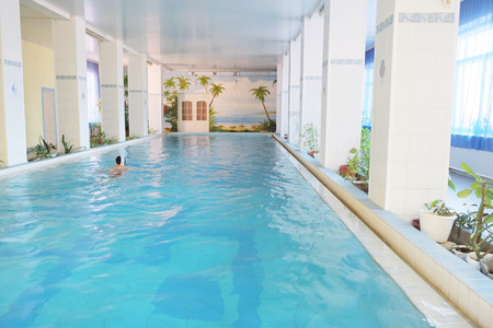 形象的酒店游泳池图片