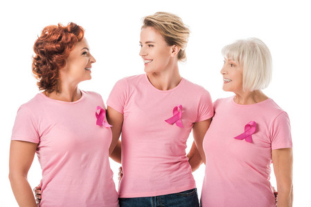 妇女与粉色丝带站在一起, 微笑着彼此孤立的白色, 乳腺癌意识的概念
