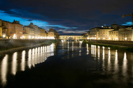 在意大利佛罗伦萨的夜晚, 查看旧的 阿诺河