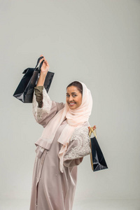 在演播室长袍礼服的阿拉伯妇女的画像