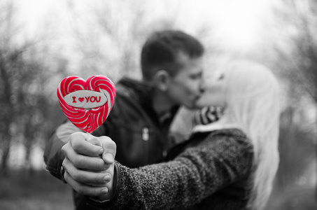 糖的恋人情侣接吻和棒棒糖