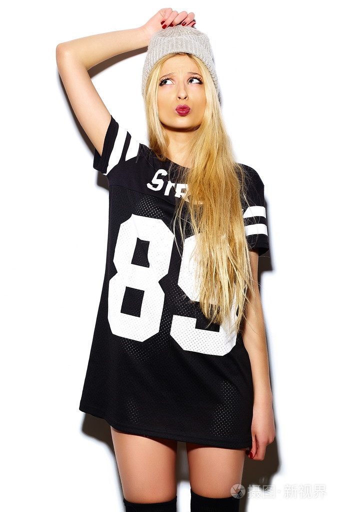 高级时装lookglamor时尚性感微笑美丽年轻的金发女人模型在夏季休闲