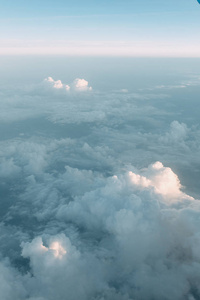 从飞机上的高度看, 飞越云层。日落在天空, 从飞机的窗口的旅途。冒险