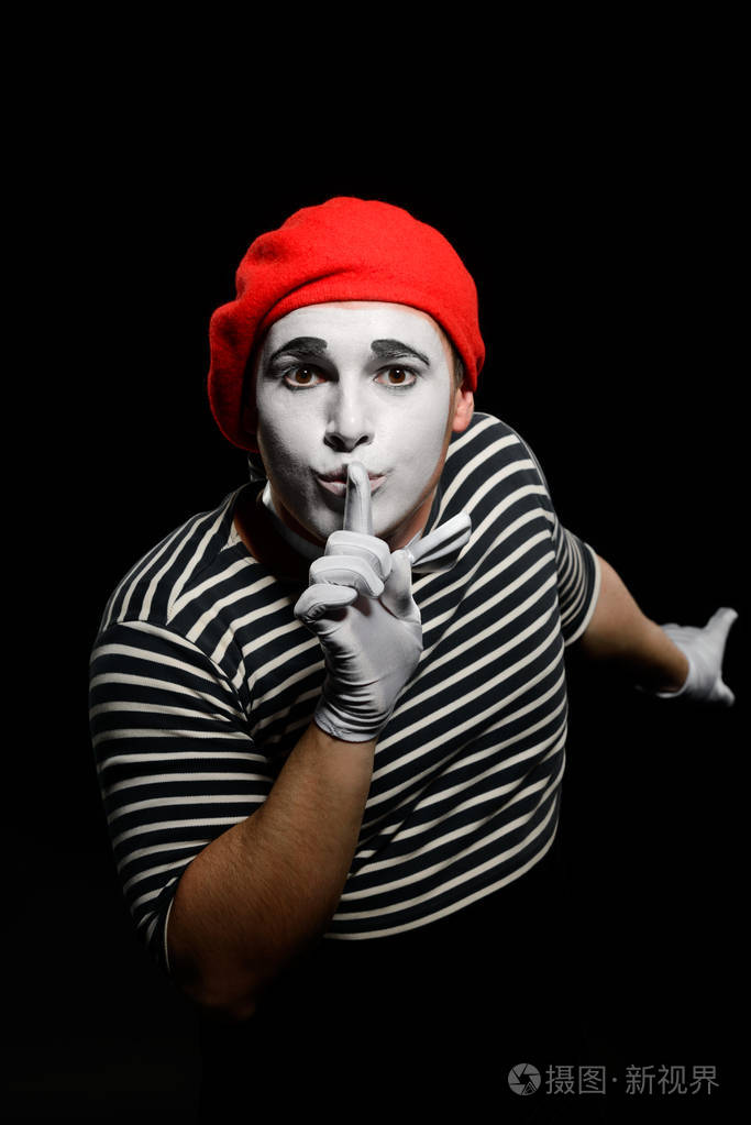 显示嘘符号的男性mime