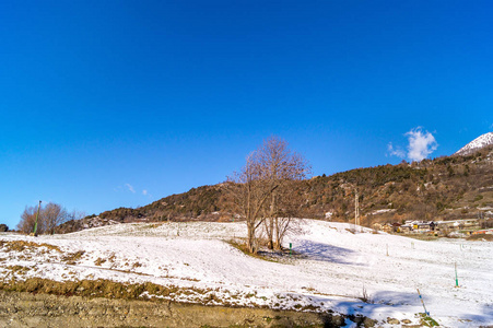 山的春天全景与少许雪