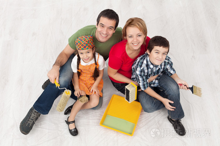 有两个孩子的家庭准备好大中型他们的家