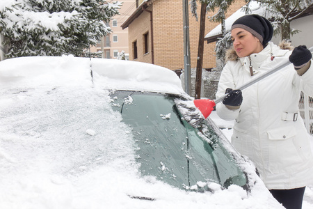 清洗雪从车里的女人