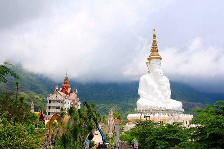 在痛苦, 碧差汶, 泰国, 五个坐着的白色佛像和佛陀身后的雾山的长拍摄