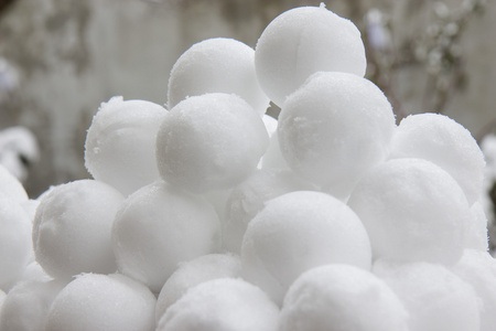 中带有箭头的雪球效果乐趣和微笑滚雪球快乐的小女孩玩雪球玩具的特写