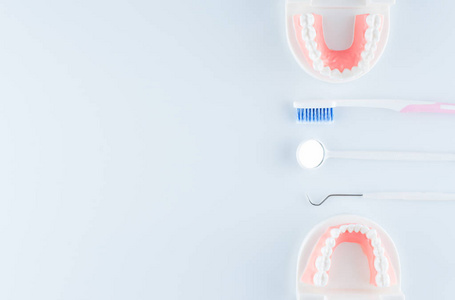 牙科医疗保健概念的牙科模型与牙科设备的白色背景