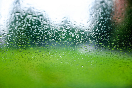 汽车玻璃上的水滴或雨滴。背景模糊。博凯