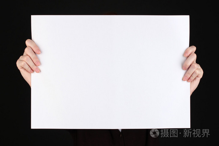 女子持空白签名在前面她的脸被隔绝在黑色