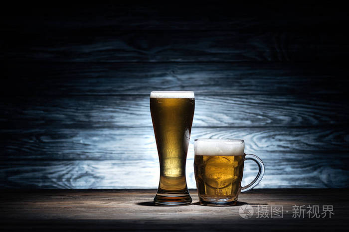 啤酒在不同的杯子在木桌, 慕尼黑啤酒节概念