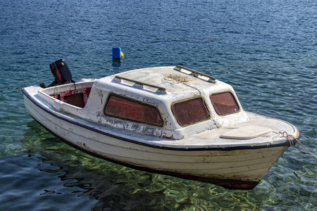 克罗地亚察夫塔特清澈水域的老船