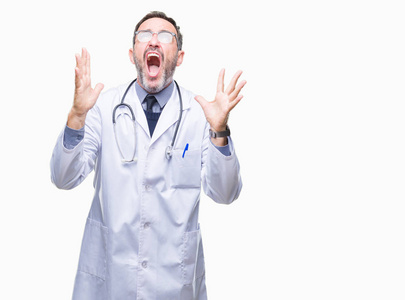 中年老年白发医生男子身穿医疗制服孤立背景疯狂疯狂和疯狂的喊话, 用