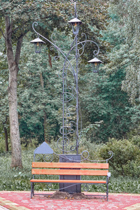 公园的长凳上有三盏灯笼