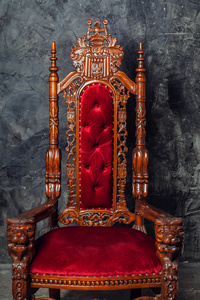 哥特式装饰的豪华古董扶手椅